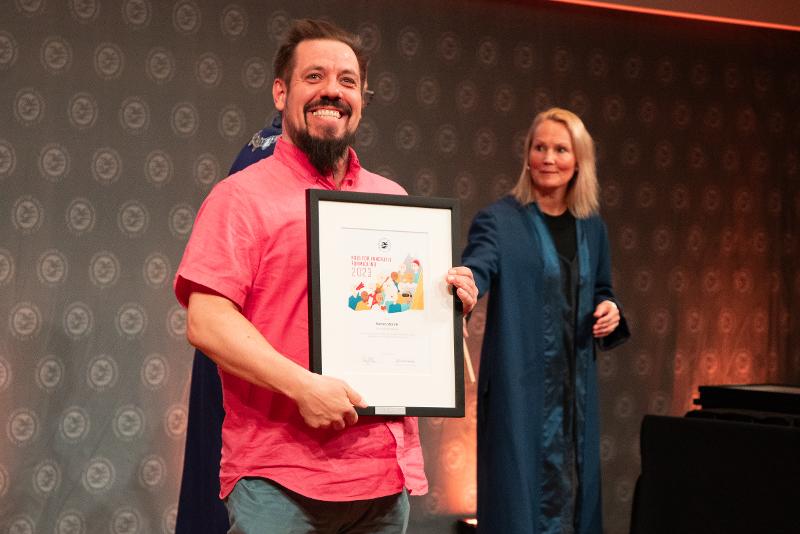 Marius Storvik-05923.jpg Portrettfoto av glad mann.